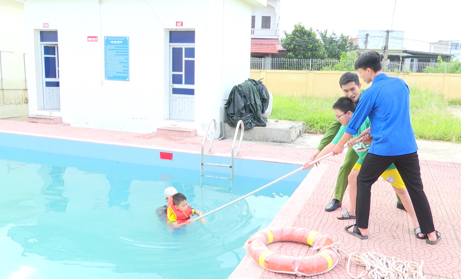 Công an huyện Gia Lộc tập huấn phòng chống đuối nước cho học sinh 